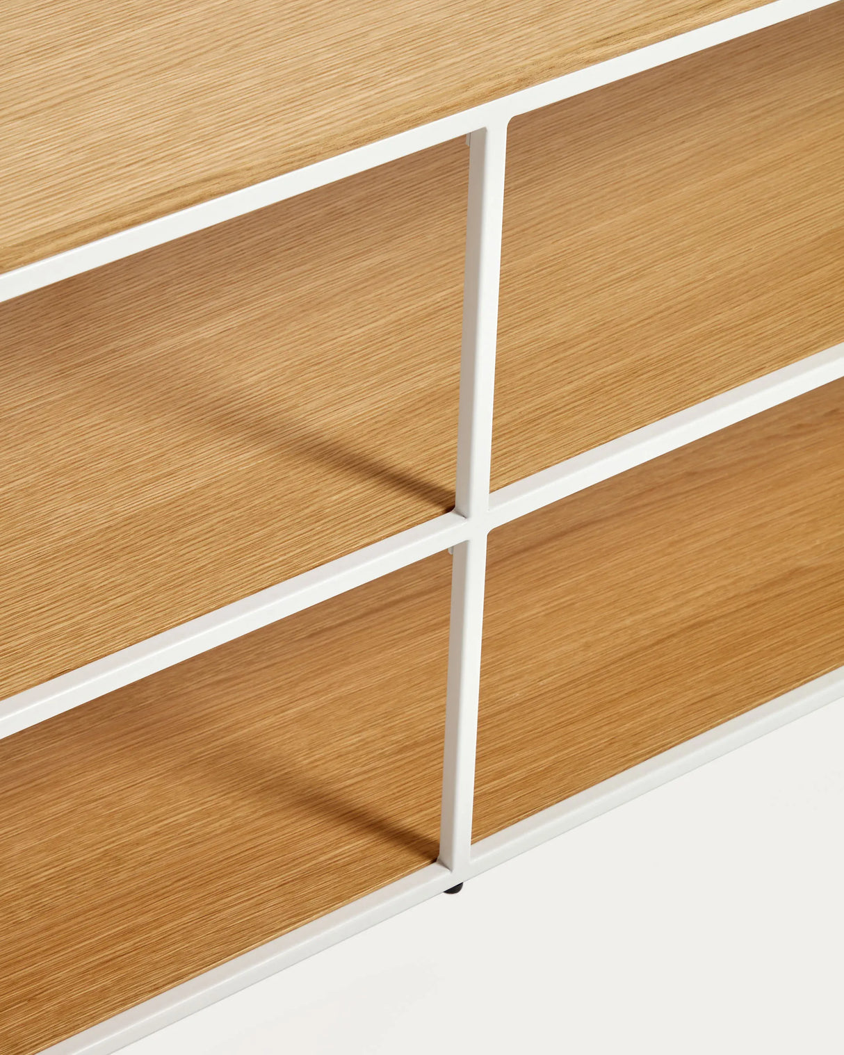 TV-Möbel Yoana aus Eichenfurnier und Metallgestell weiß 160 x 40 cm von Kave Home – Produktbild 2