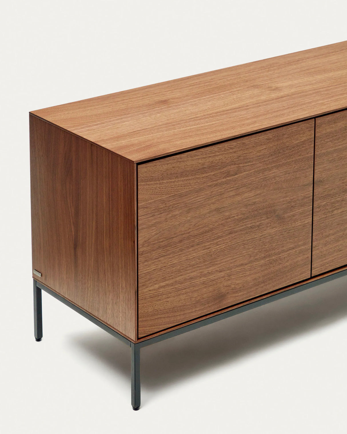 TV-Schrank Vedrana 3 Türen aus Nussholzfurnier und Stahlbeine in Schwarz 195 x 55 cm von Kave Home – Produktbild 1