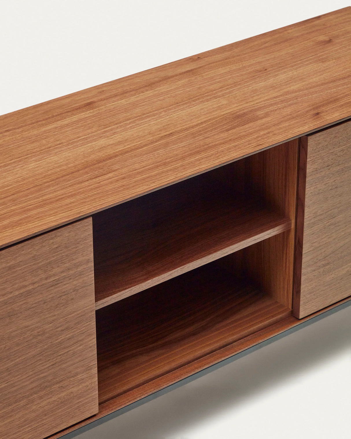 TV-Schrank Vedrana 3 Türen aus Nussholzfurnier und Stahlbeine in Schwarz 195 x 55 cm von Kave Home – Produktbild 2