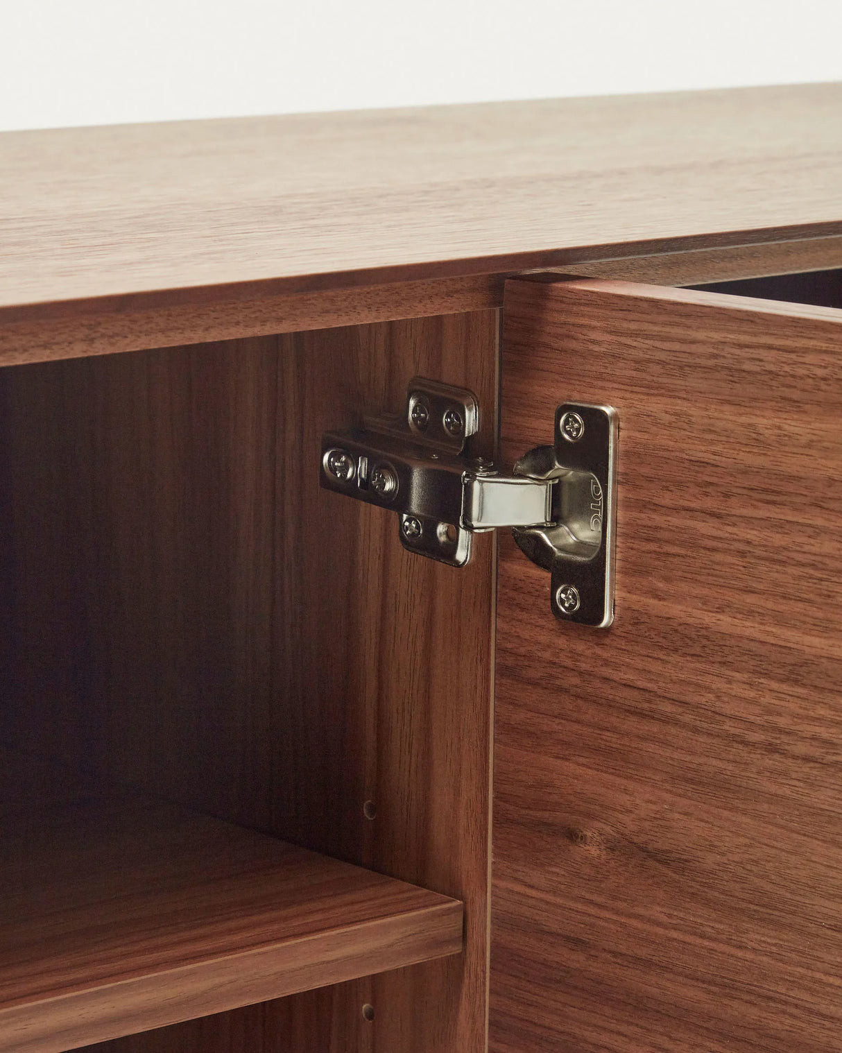 TV-Schrank Vedrana 3 Türen aus Nussholzfurnier und Stahlbeine in Schwarz 195 x 55 cm von Kave Home – Produktbild 4