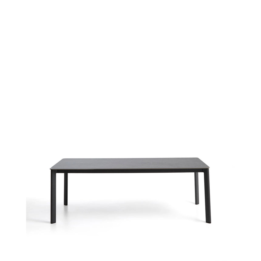 Tisch Anafi mit Tischplatte aus gesintertem Stein in Graphit, 220 x 100 cm von Kave Home – Bild 1