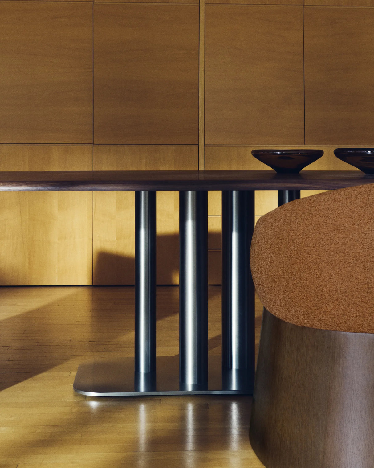 Tisch Melvar aus Nussbaumfurnier FSC 100 % und Beine mit gebürsteter Edelstahlbasis 220 x 110 cm von Kave Home – Produktbild 3