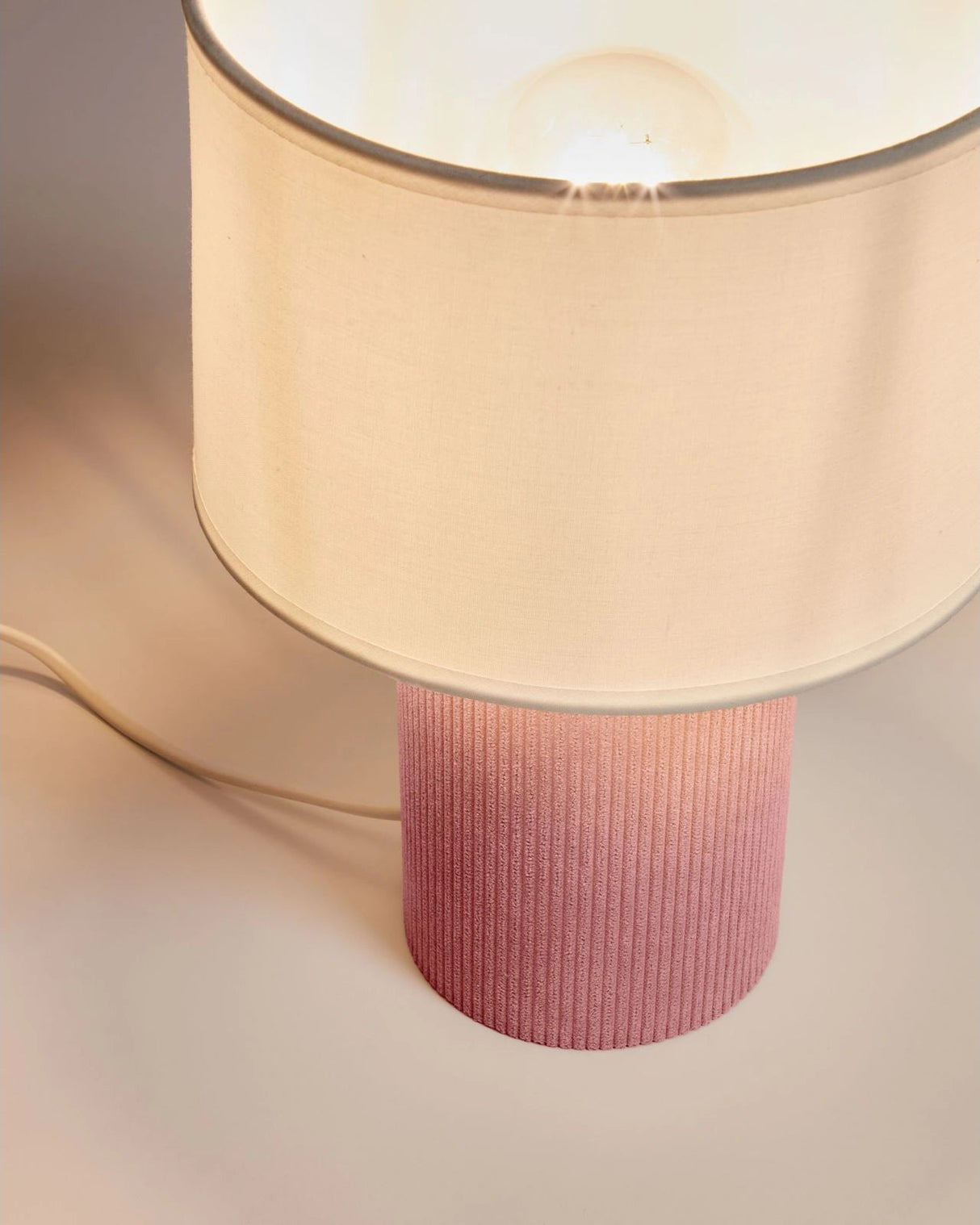 Tischlampe Bianella aus Baumwolle und Cord von Kave Home – Bild 4