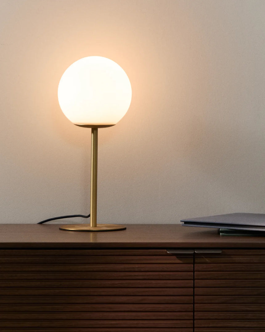 Tischlampe Brisia aus Metall mit gebürstetem Messing-Finish und einer mattierten Glaskugel Ø 15 cm von Kave Home – Bild 2