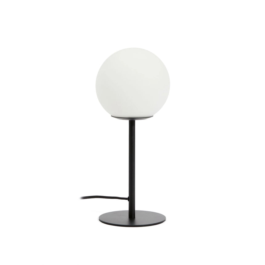 Tischlampe Brisia aus Metall mit schwarzem Finish und einer Glaskugel Ø15 cm von Kave Home – Produktbild 1