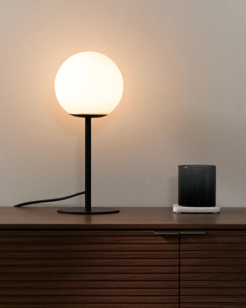 Tischlampe Brisia aus Metall mit schwarzem Finish und einer Glaskugel Ø15 cm von Kave Home – Produktbild 2
