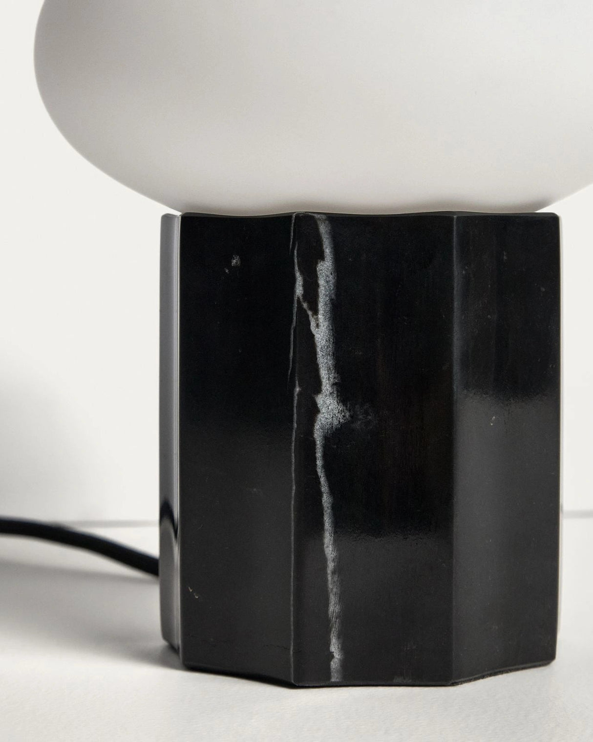 Tischlampe Idela aus Rauchglas und schwarzem Marmor Ø 15 cm von Kave Home – Bild 6