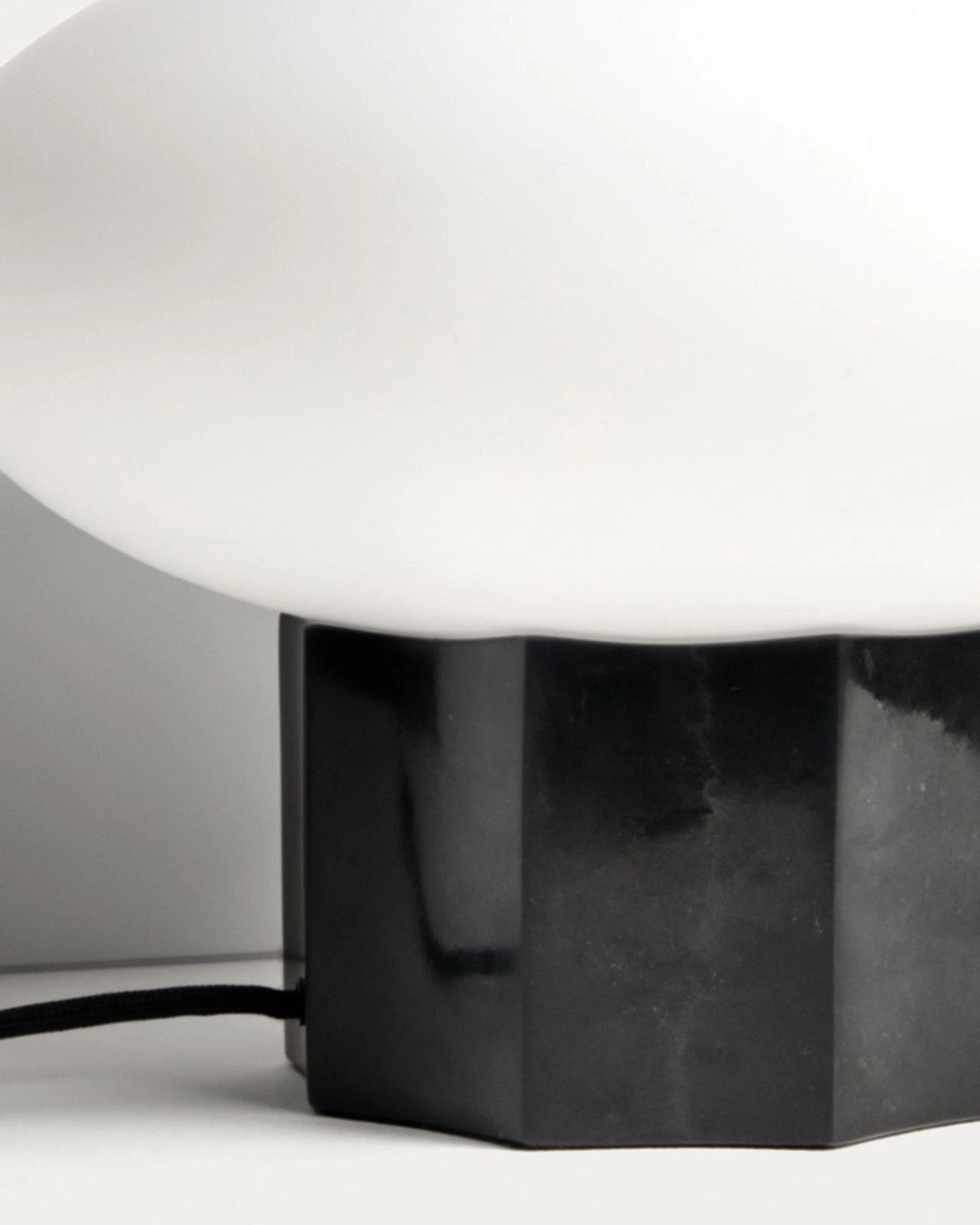 Tischlampe Idela aus Rauchglas und schwarzem Marmor Ø 26 cm von Kave Home – Bild 6