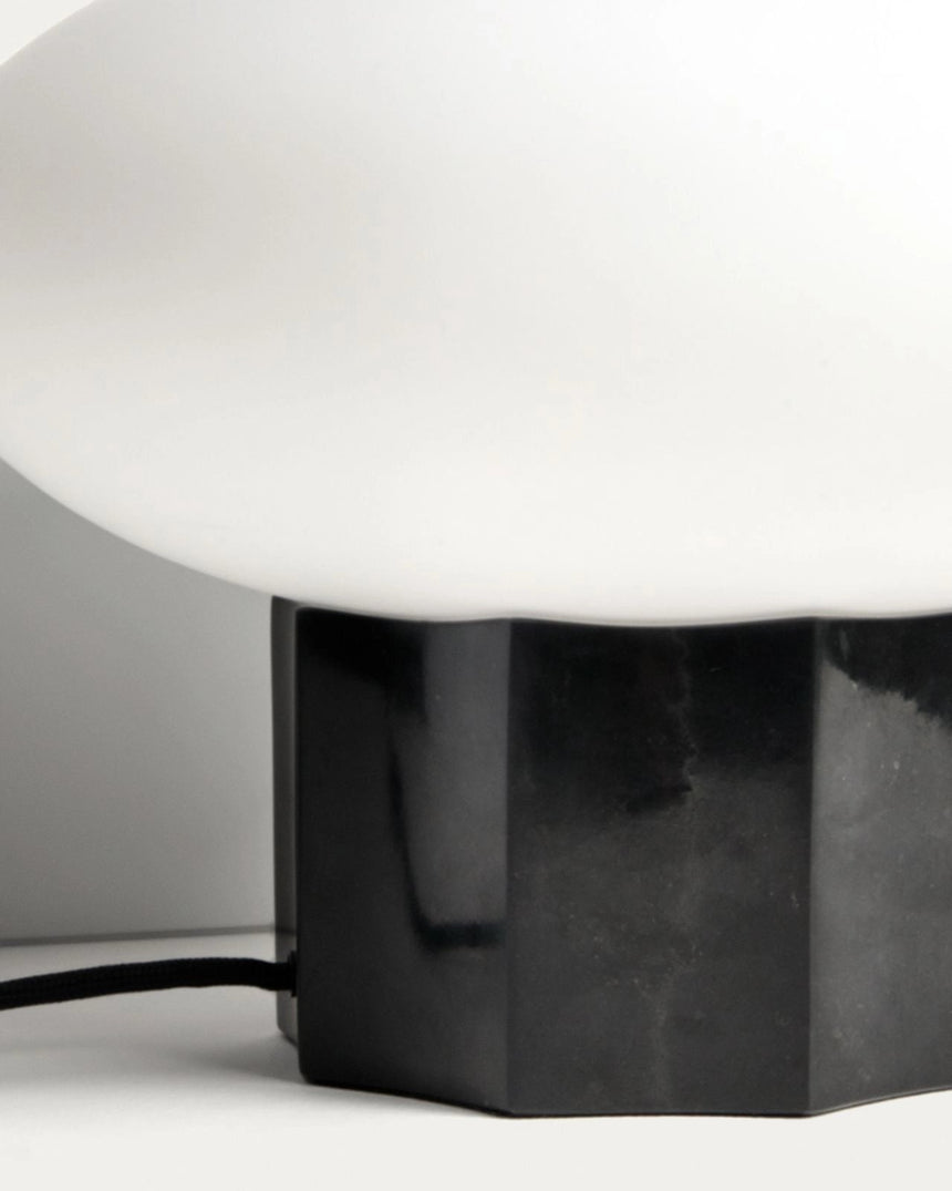 Tischlampe Idela aus Rauchglas und schwarzem Marmor Ø 26 cm von Kave Home – Bild 6