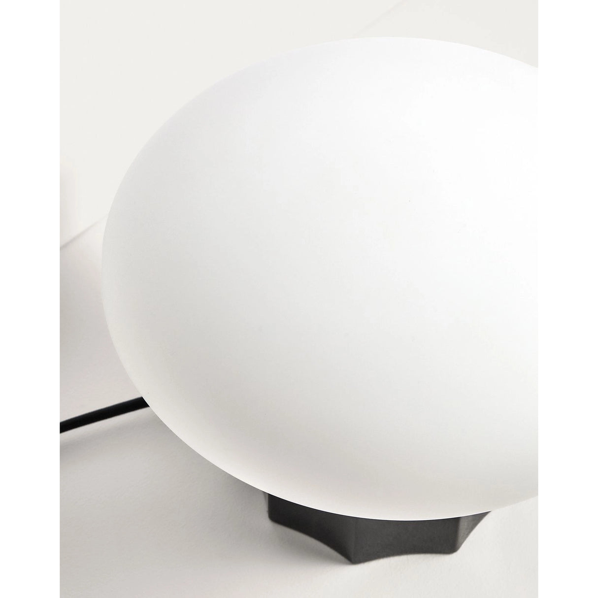 Tischlampe Idela aus Rauchglas und schwarzem Marmor Ø 26 cm von Kave Home – Bild 7