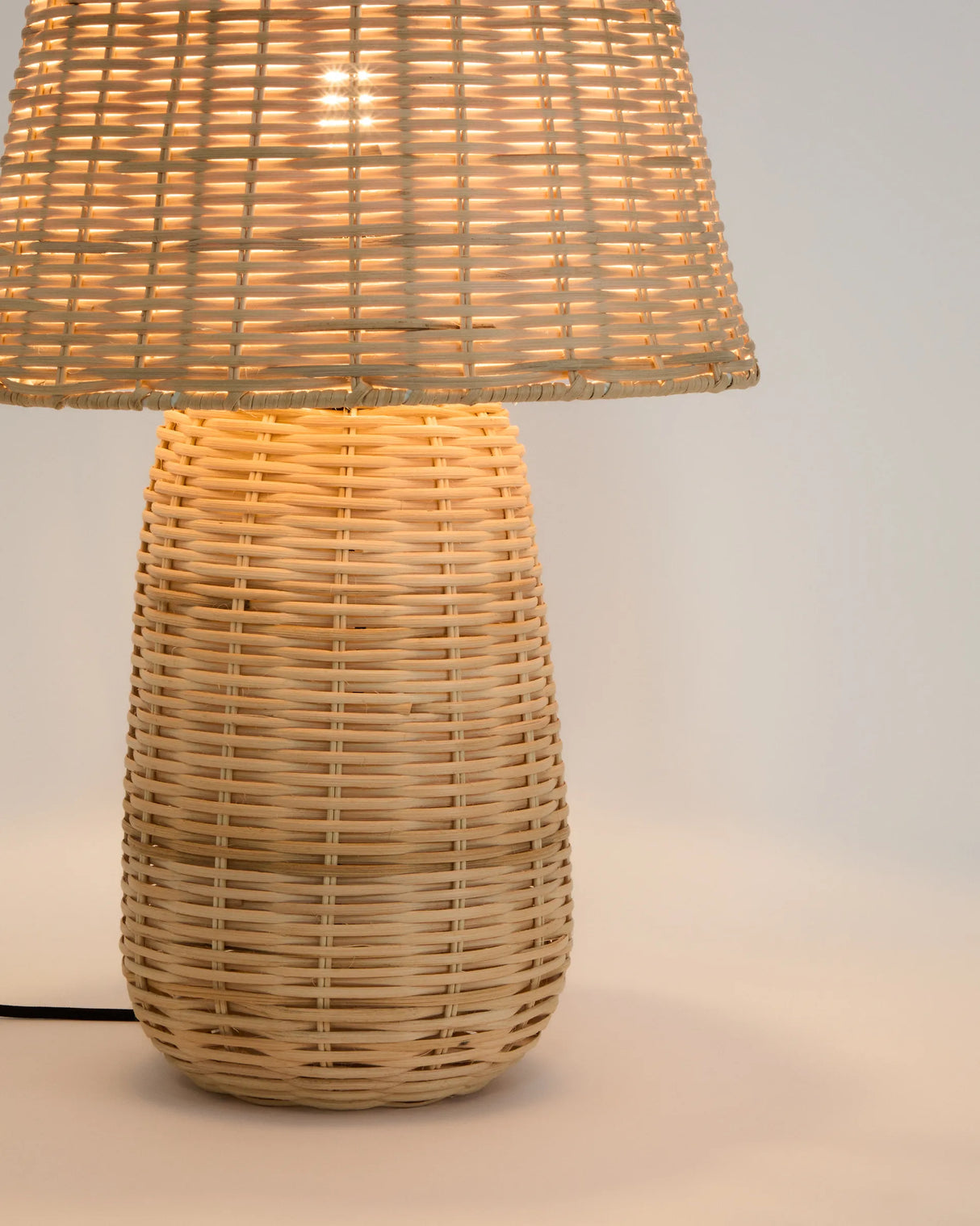 Tischlampe Neuda aus Rattan mit hellem Finish von Kave Home – Produktbild 4