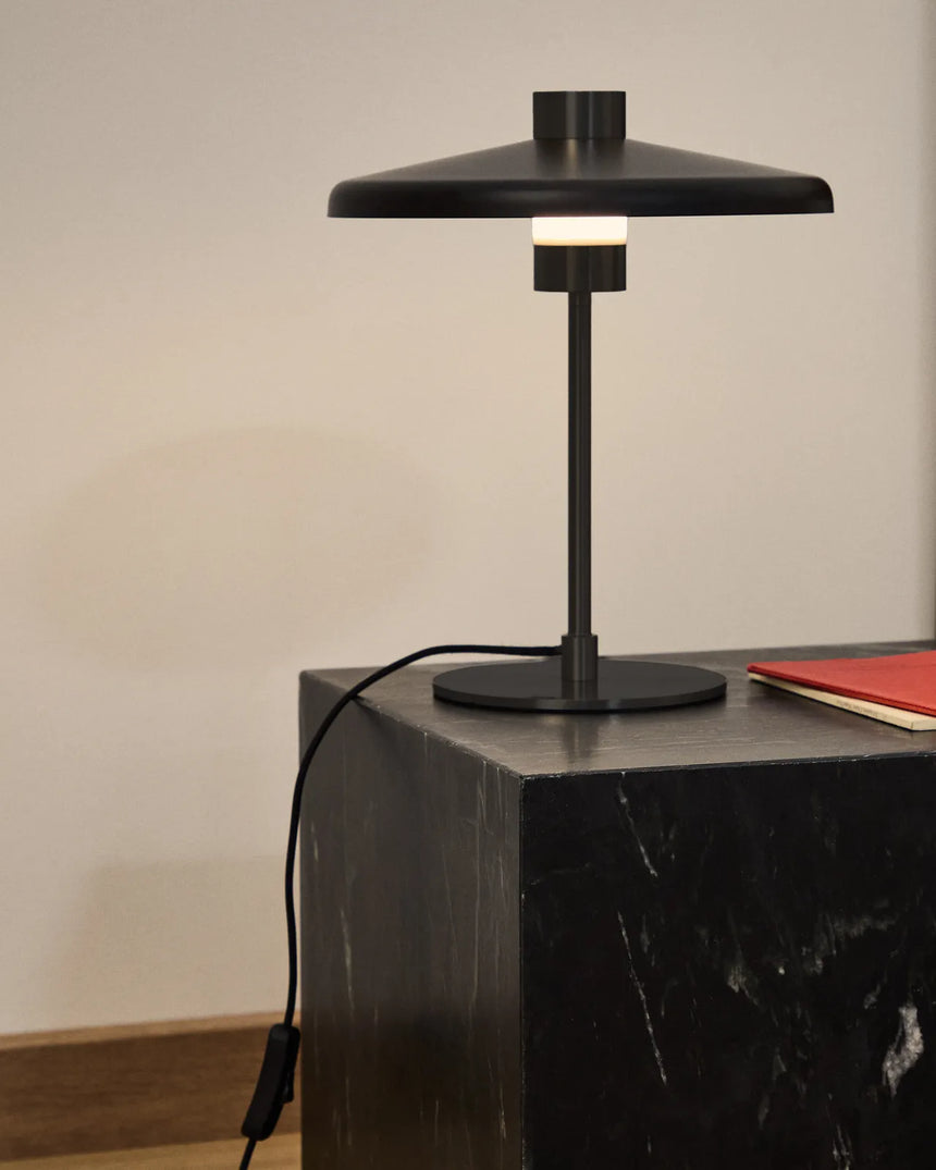Tischlampe Nuvira aus schwarzem satiniertem Metall von Kave Home – Bild 3