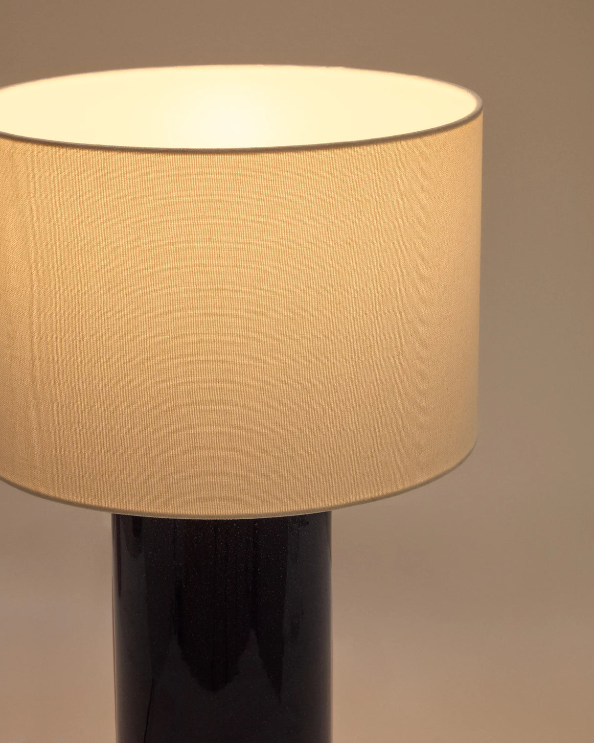 Tischlampe Toneric aus Keramik mit blauem Finish und Baumwolle von Kave Home – Produktbild 1