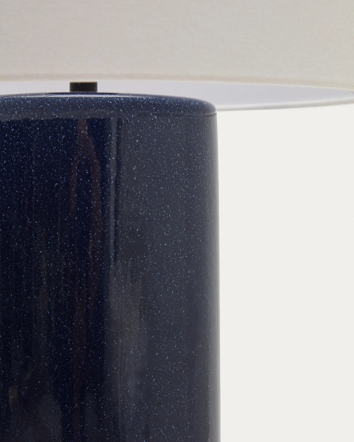 Tischlampe Toneric aus Keramik mit blauem Finish und Baumwolle von Kave Home – Produktbild 3