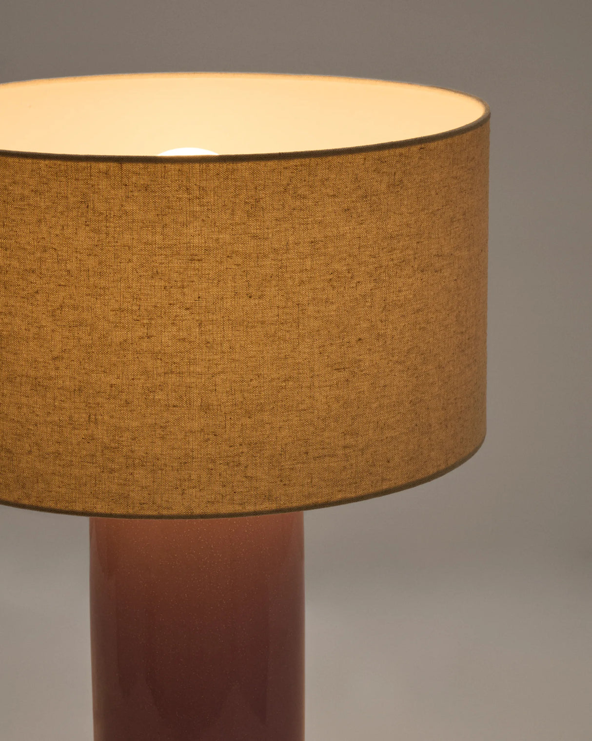 Tischlampe Toneric aus Keramik mit lila Finish und Baumwolle von Kave Home – Produktbild 1