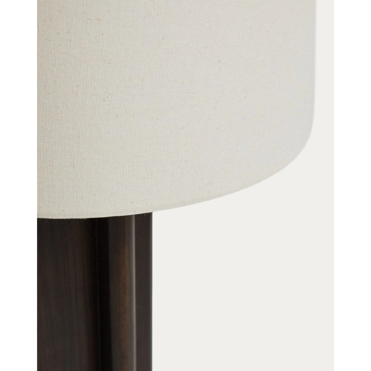 Tischleuchte Niani aus Kautschukholz mit Finish und elfenbeinfarbenem Baumwollschirm Ø 30 cm von Kave Home – Bild 5