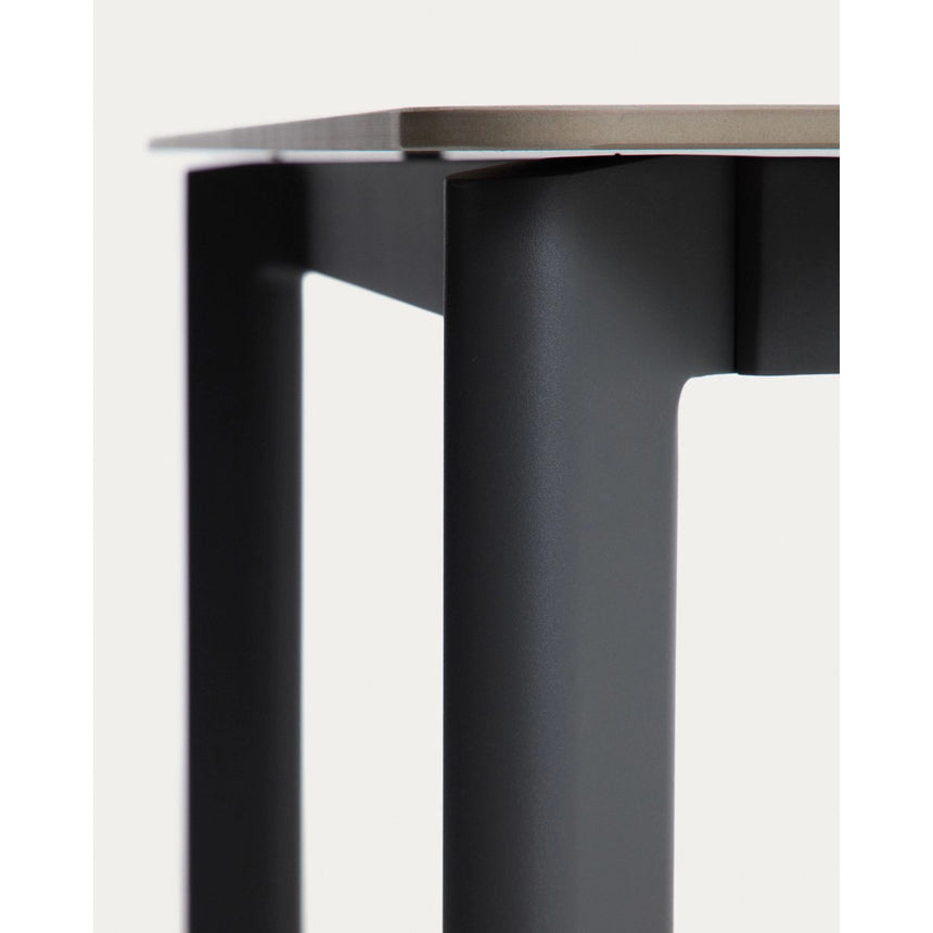 Tischset Anafi aus gesintertem Stein und graphitgrauem Aluminium sowie 4 Stühle Livadia aus graphitgrauem Aluminium, 180 x 90 cm von Kave Home – Bild 5