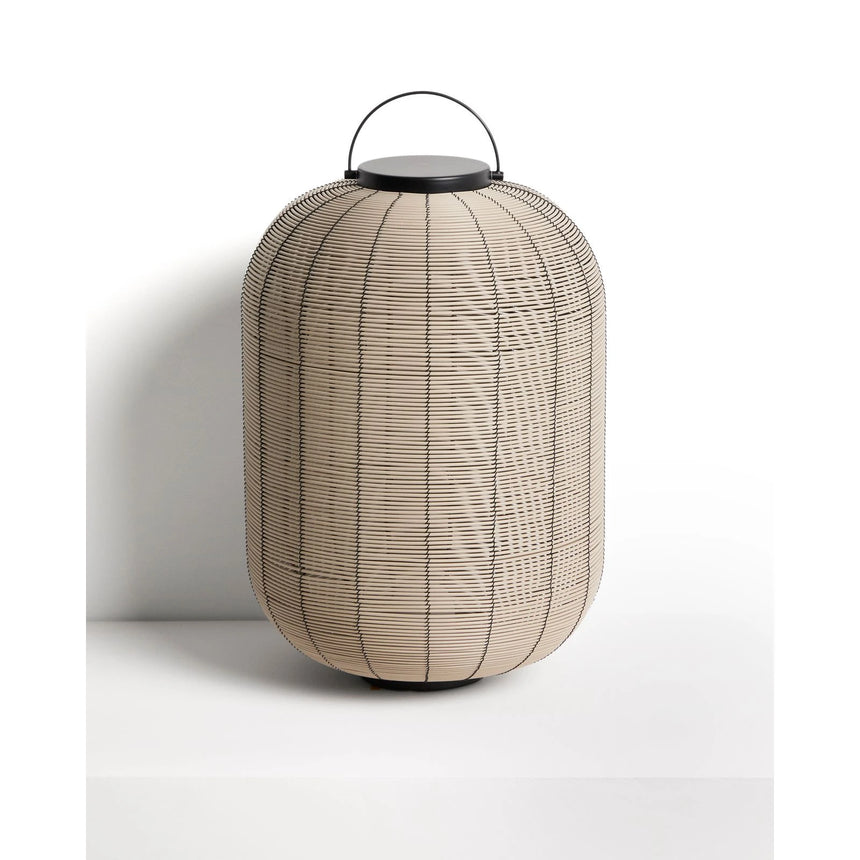 Tragbare LED-Tischlampe Saranella aus hellgrauem synthetischem Rattan von Kave Home – Bild 1