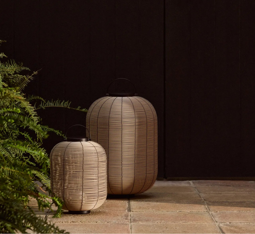 Tragbare LED-Tischlampe Saranella aus hellgrauem synthetischem Rattan von Kave Home – Bild 5