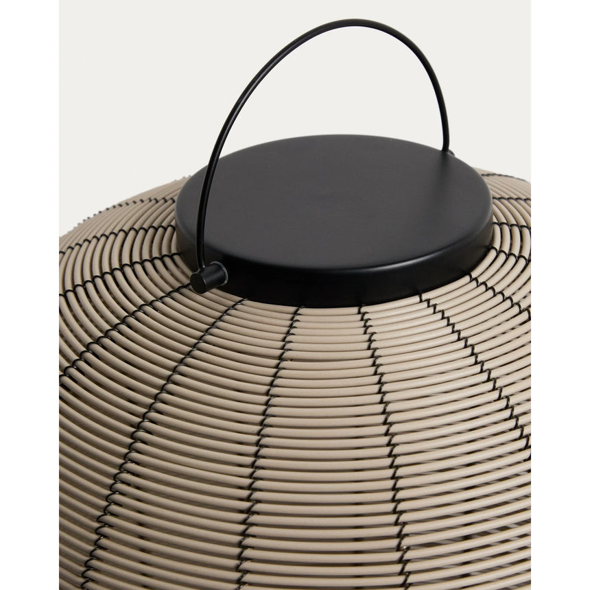 Tragbare LED-Tischlampe Saranella aus hellgrauem synthetischem Rattan von Kave Home – Bild 9
