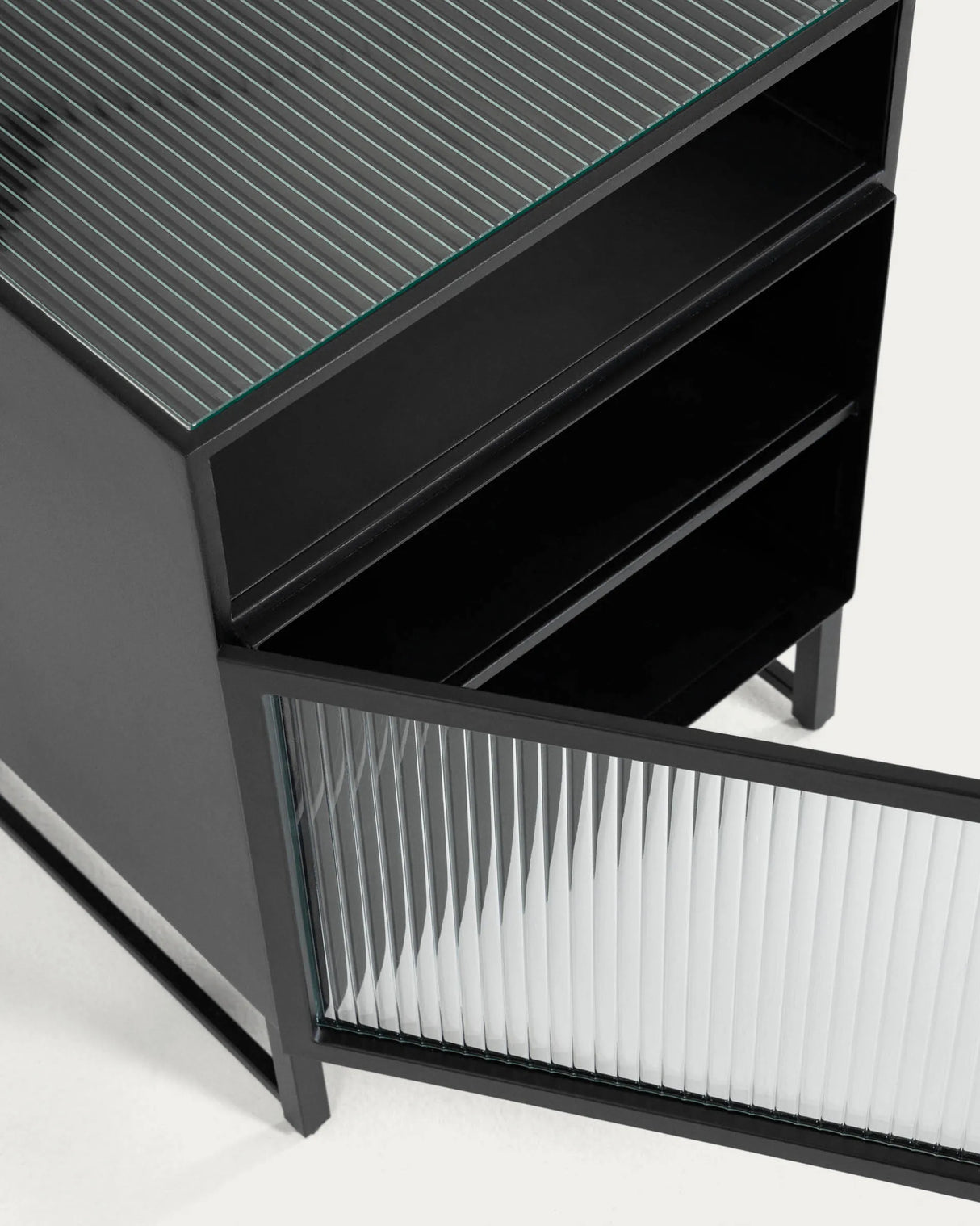 Trixie Nachttisch Stahl mit schwarzem Finish 45 x 58 cm von Kave Home – Produktbild 1