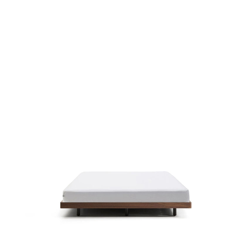 Unterbau Norlen aus Nussbaumfurnier mit dunklem Finish für Matratzen 160 x 200 cm FSC Mix Credit von Kave Home – Produktbild 1