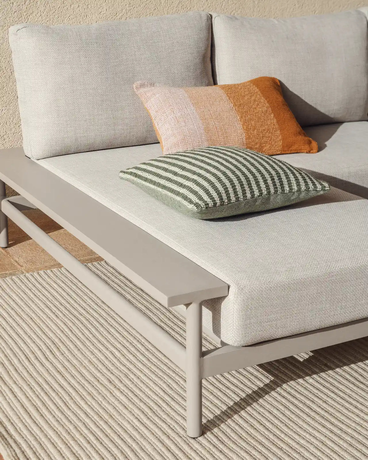 Vathi 3-Sitzer-Sofa aus Aluminium mit linker Chaiselongue in Taupe 250 x 159 cm von Kave Home – Bild 3