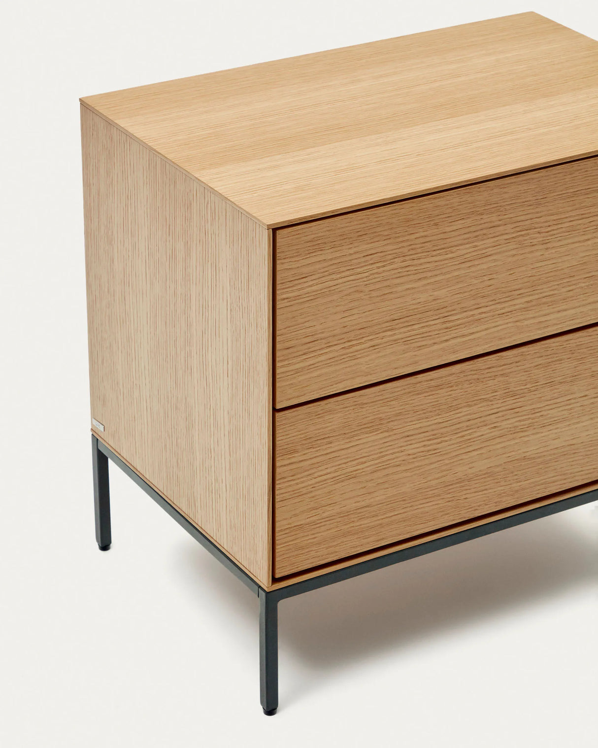 Vedrana Nachttisch 2 Schubladen aus Eichenfurnier und Stahlbeinen in Schwarz 60 x 55 cm von Kave Home – Produktbild 1