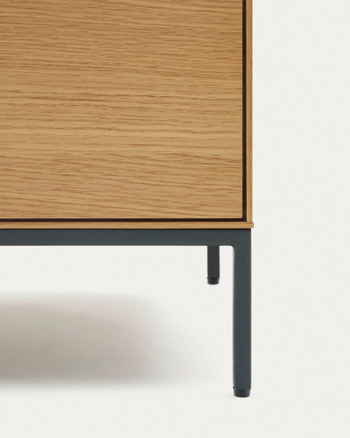 Vedrana Nachttisch 2 Schubladen aus Eichenfurnier und Stahlbeinen in Schwarz 60 x 55 cm von Kave Home – Produktbild 3