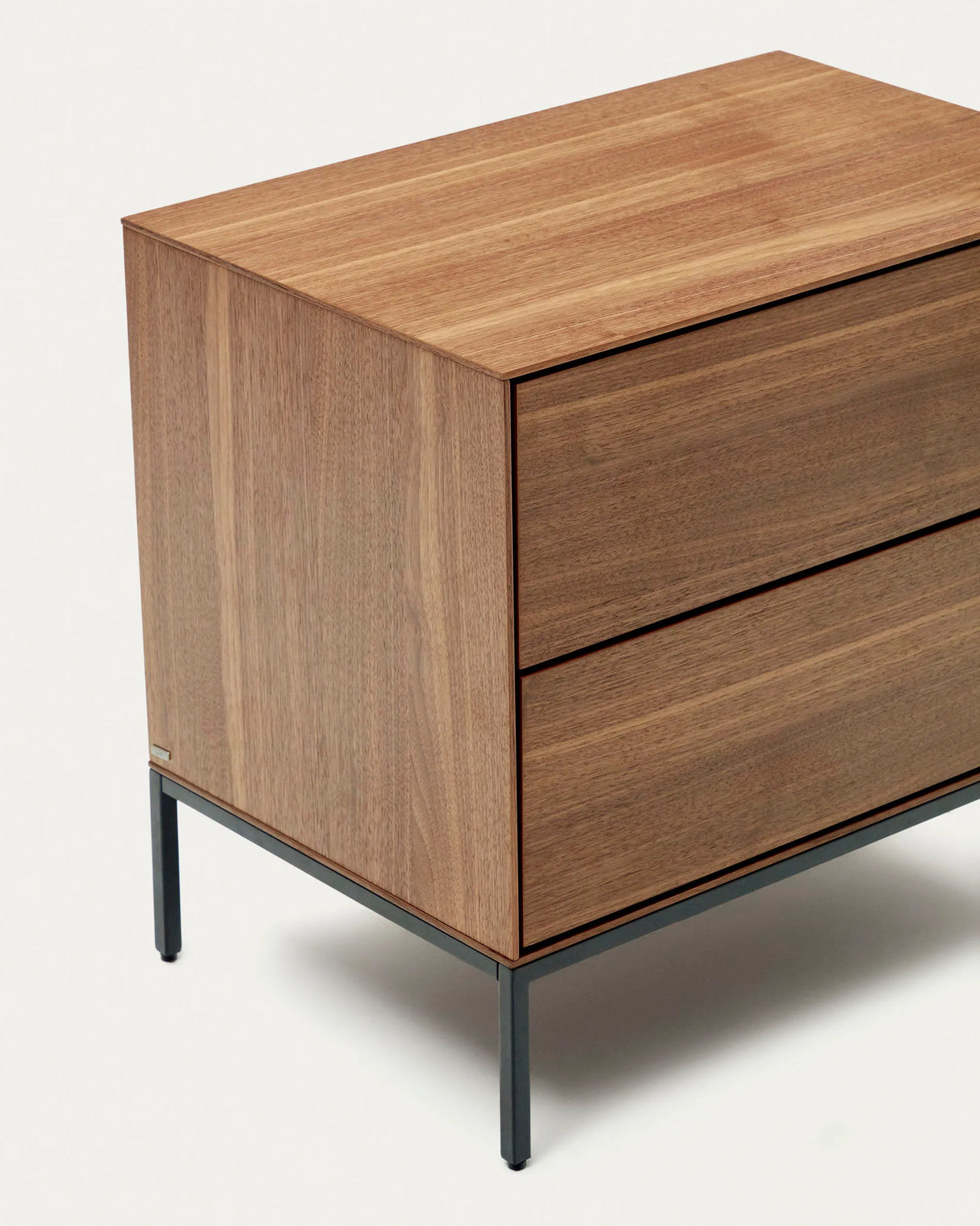 Vedrana Nachttisch 2 Schubladen aus Nussholzfurnier und Stahlbeinen in Schwarz 60 x 55 cm von Kave Home – Produktbild 1