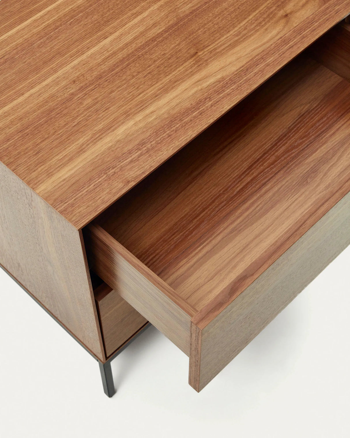 Vedrana Nachttisch 2 Schubladen aus Nussholzfurnier und Stahlbeinen in Schwarz 60 x 55 cm von Kave Home – Produktbild 2