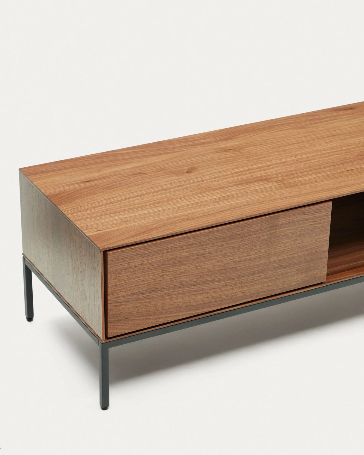 Vedrana TV-Schrank 3 Schubladen aus Nussholzfurnier und Stahlbeine in Schwarz 195 x 35 cm von Kave Home – Produktbild 1