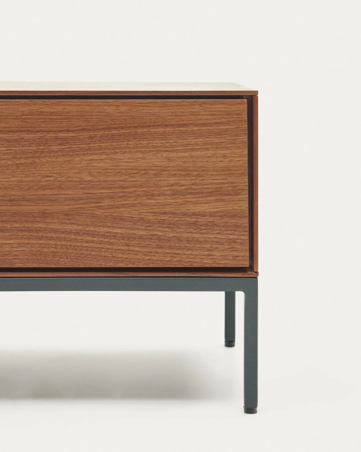 Vedrana TV-Schrank 3 Schubladen aus Nussholzfurnier und Stahlbeine in Schwarz 195 x 35 cm von Kave Home – Produktbild 2