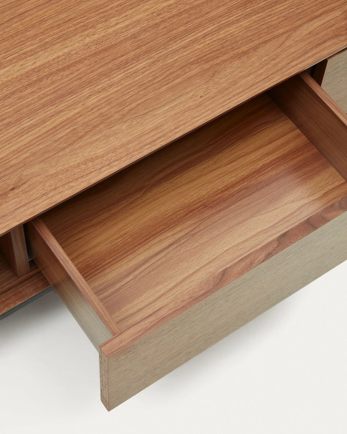 Vedrana TV-Schrank 3 Schubladen aus Nussholzfurnier und Stahlbeine in Schwarz 195 x 35 cm von Kave Home – Produktbild 4