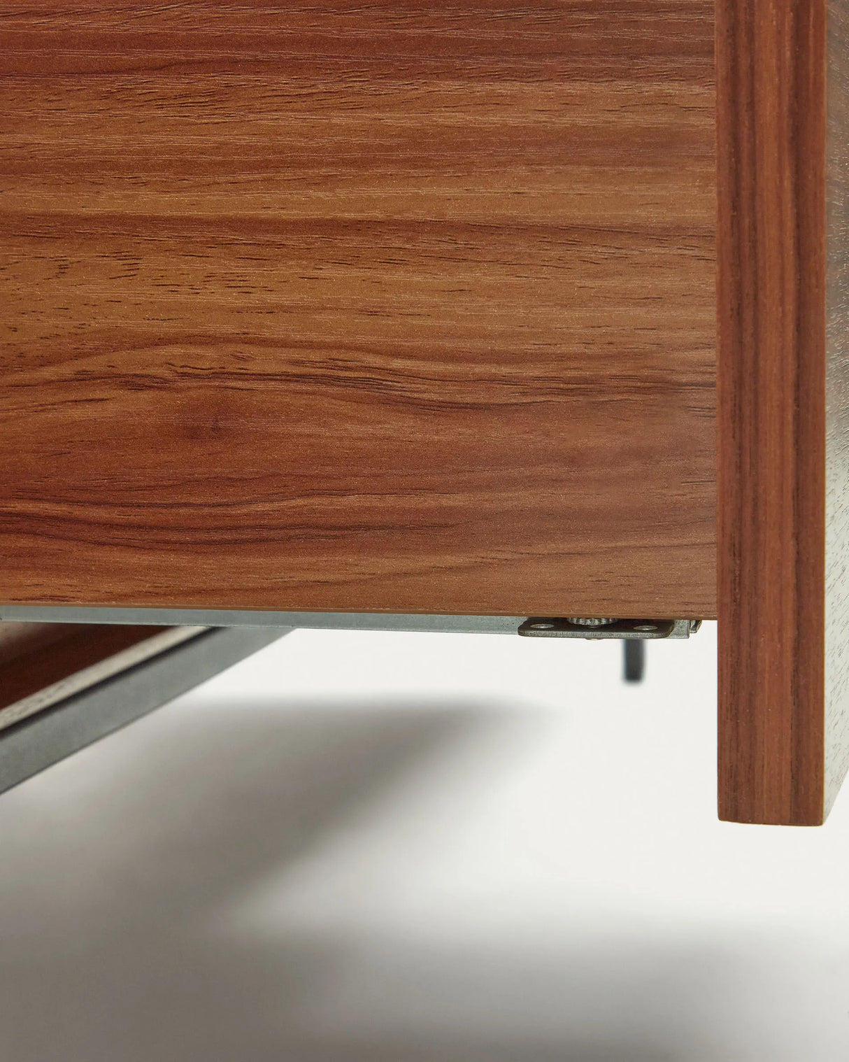 Vedrana TV-Schrank 3 Schubladen aus Nussholzfurnier und Stahlbeine in Schwarz 195 x 35 cm von Kave Home – Produktbild 5