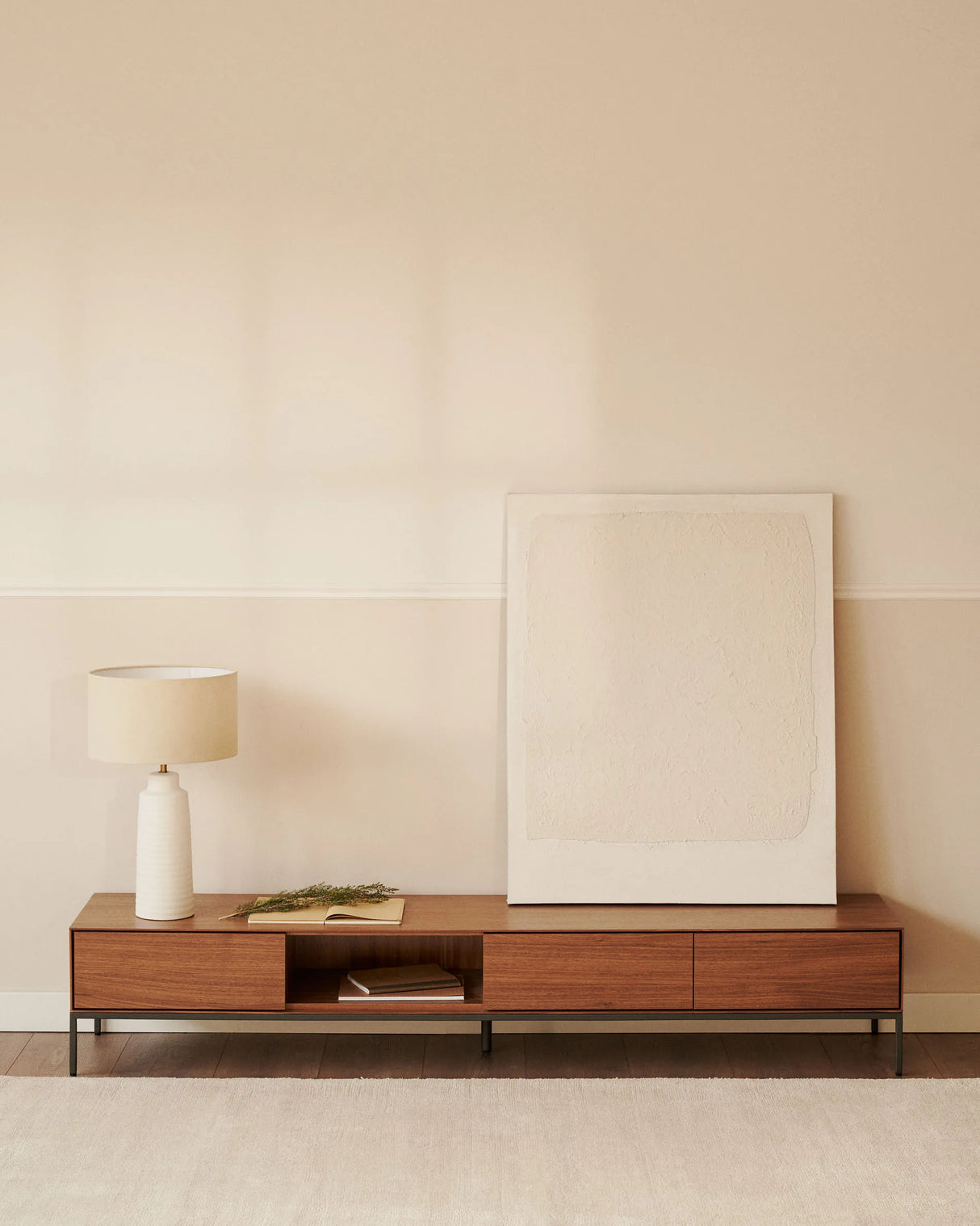 Vedrana TV-Schrank 3 Schubladen aus Nussholzfurnier und Stahlbeine in Schwarz 195 x 35 cm von Kave Home – Produktbild 7