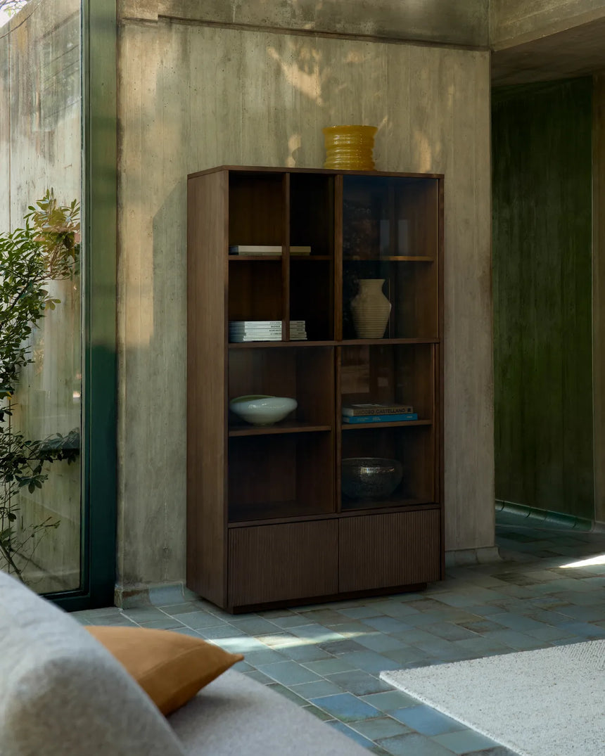 Vitrine Helvine 4 Türen 2 Schubladen Eichenfurnier mit Nussbaum-Finish und gehärtetes Glas 100 x 174 cm FSC 100% von Kave Home – Bild 2