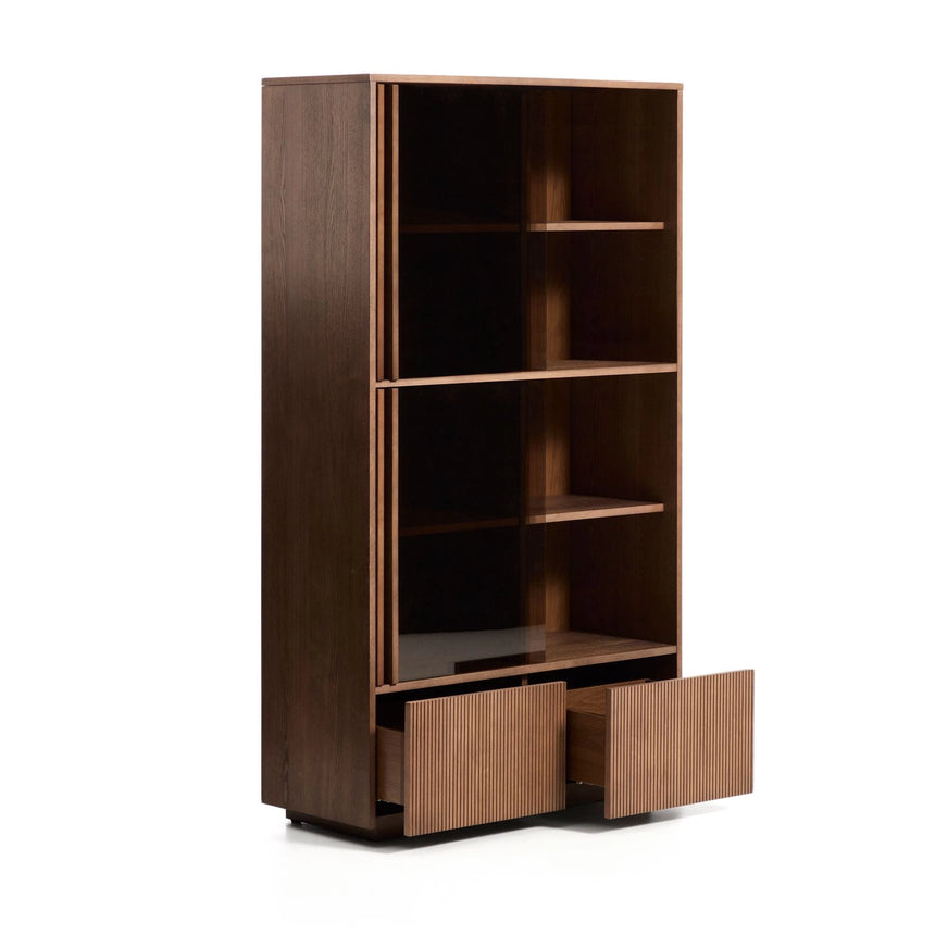 Vitrine Helvine 4 Türen 2 Schubladen Eichenfurnier mit Nussbaum-Finish und gehärtetes Glas 100 x 174 cm FSC 100% von Kave Home – Bild 5
