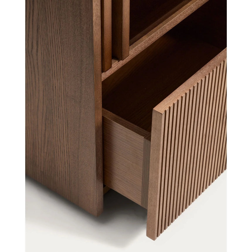 Vitrine Helvine 4 Türen 2 Schubladen Eichenfurnier mit Nussbaum-Finish und gehärtetes Glas 100 x 174 cm FSC 100% von Kave Home – Bild 8