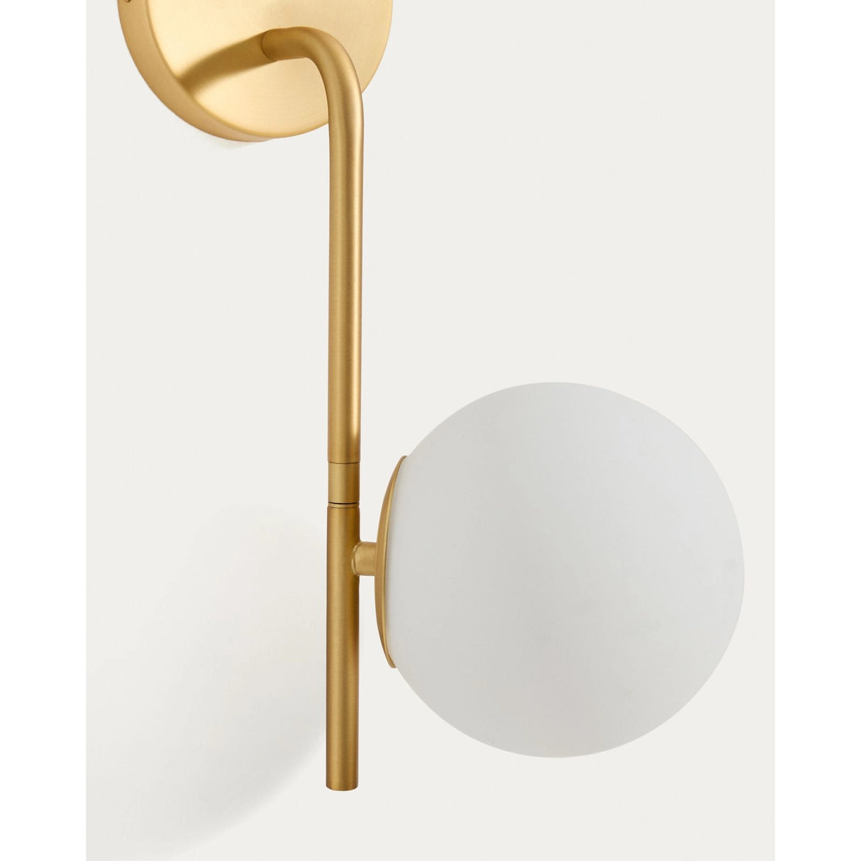 Wandleuchte Brisia aus Metall mit gebürstetem Messing-Finish und drei mattierten Glaskugeln Ø 15 cm von Kave Home – Bild 6