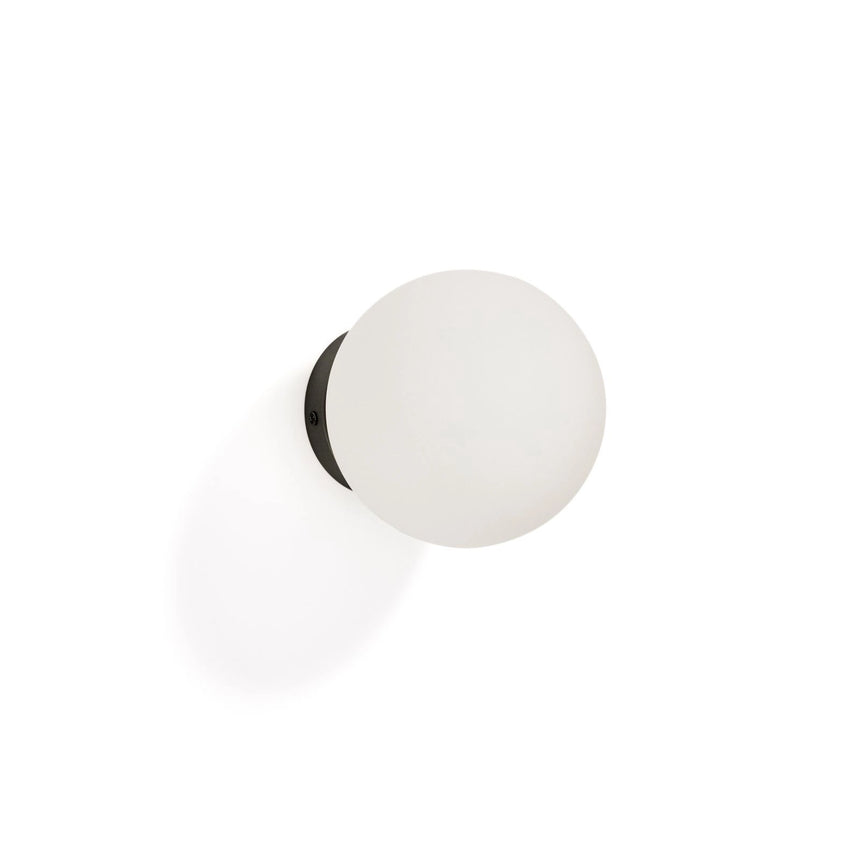 Wandleuchte Brisia aus Metall mit schwarzem Finish und einer Glaskugel Ø15 cm von Kave Home – Produktbild 1