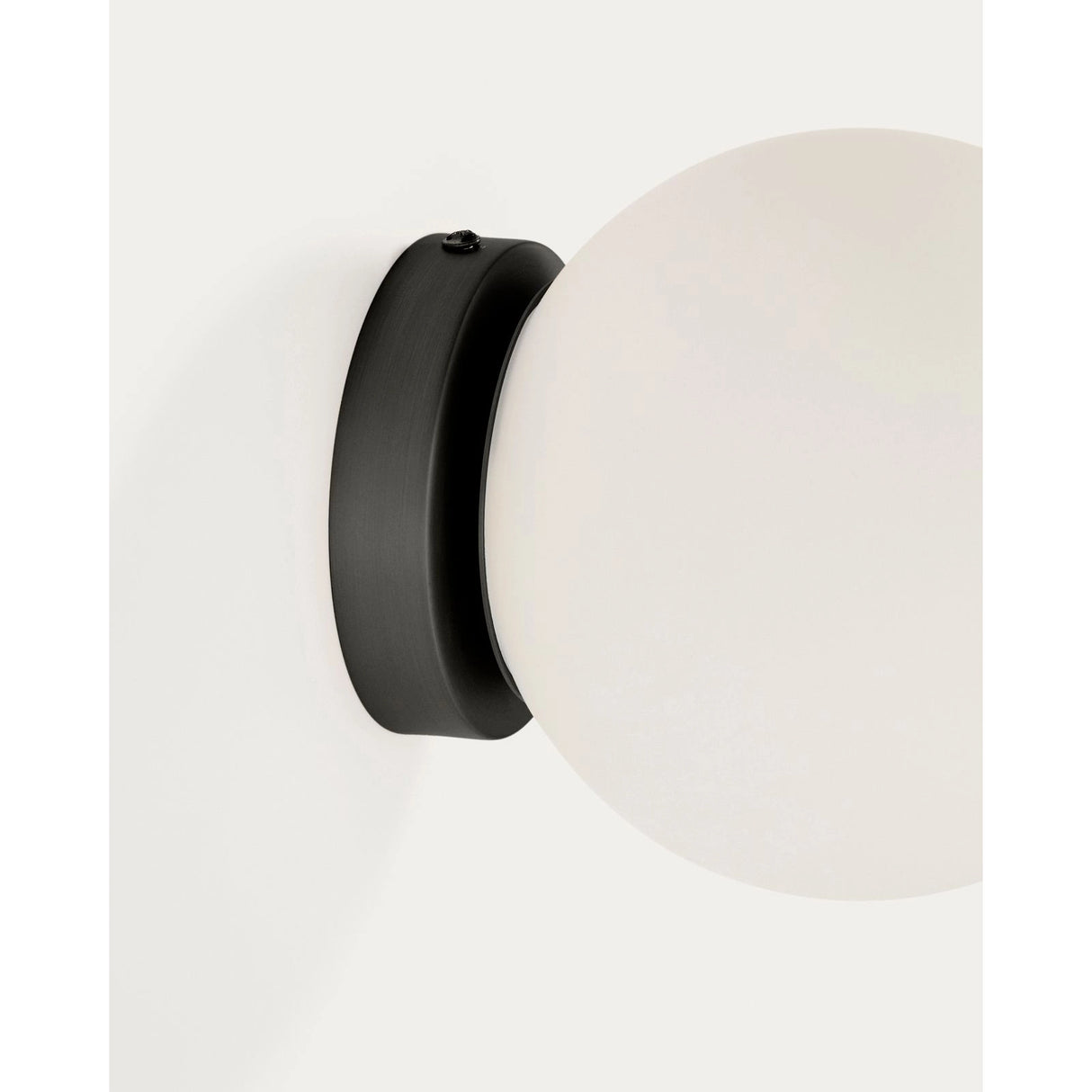 Wandleuchte Brisia aus Metall mit schwarzem Finish und einer Glaskugel Ø15 cm von Kave Home – Produktbild 5