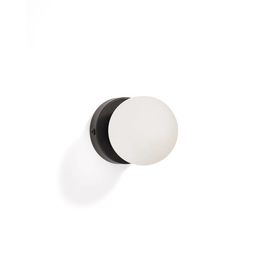 Wandleuchte Brisia aus Metall mit schwarzem Finish und einer Glaskugel Ø8 cm von Kave Home – Bild 1