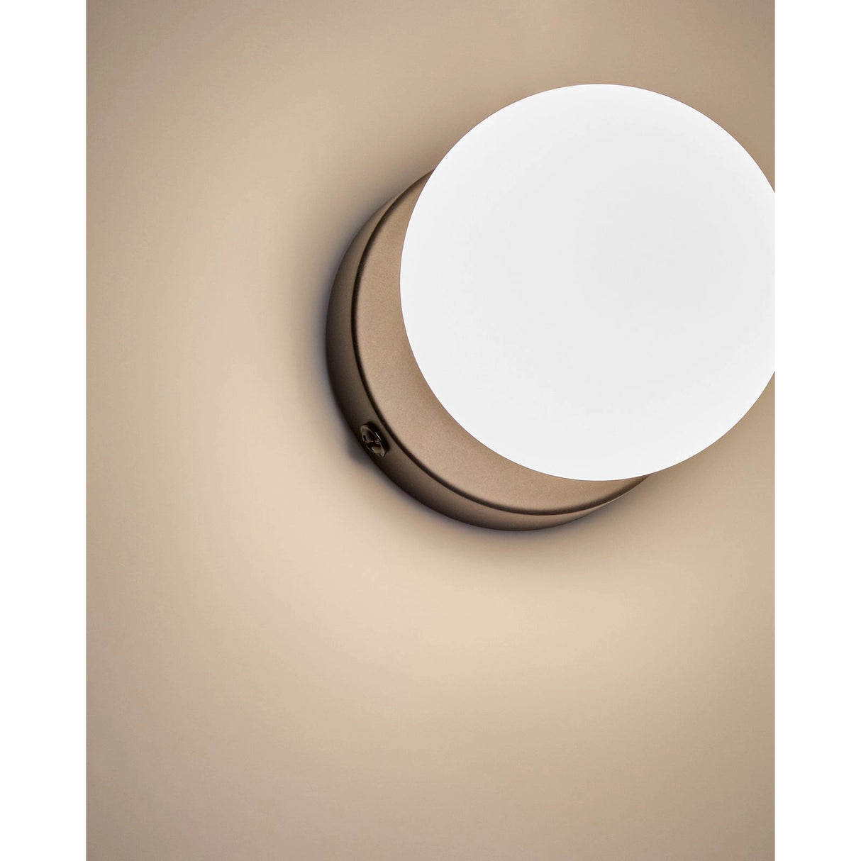 Wandleuchte Brisia aus Metall mit schwarzem Finish und einer Glaskugel Ø8 cm von Kave Home – Bild 3