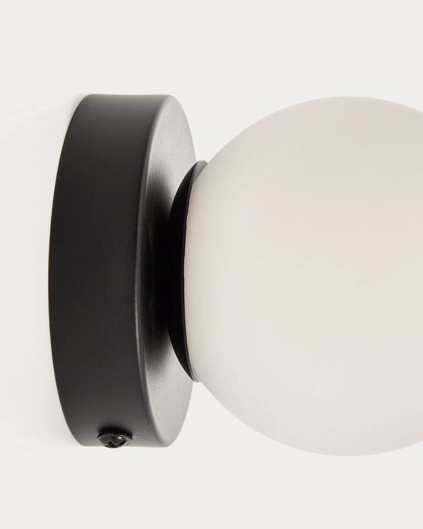 Wandleuchte Brisia aus Metall mit schwarzem Finish und einer Glaskugel Ø8 cm von Kave Home – Bild 4
