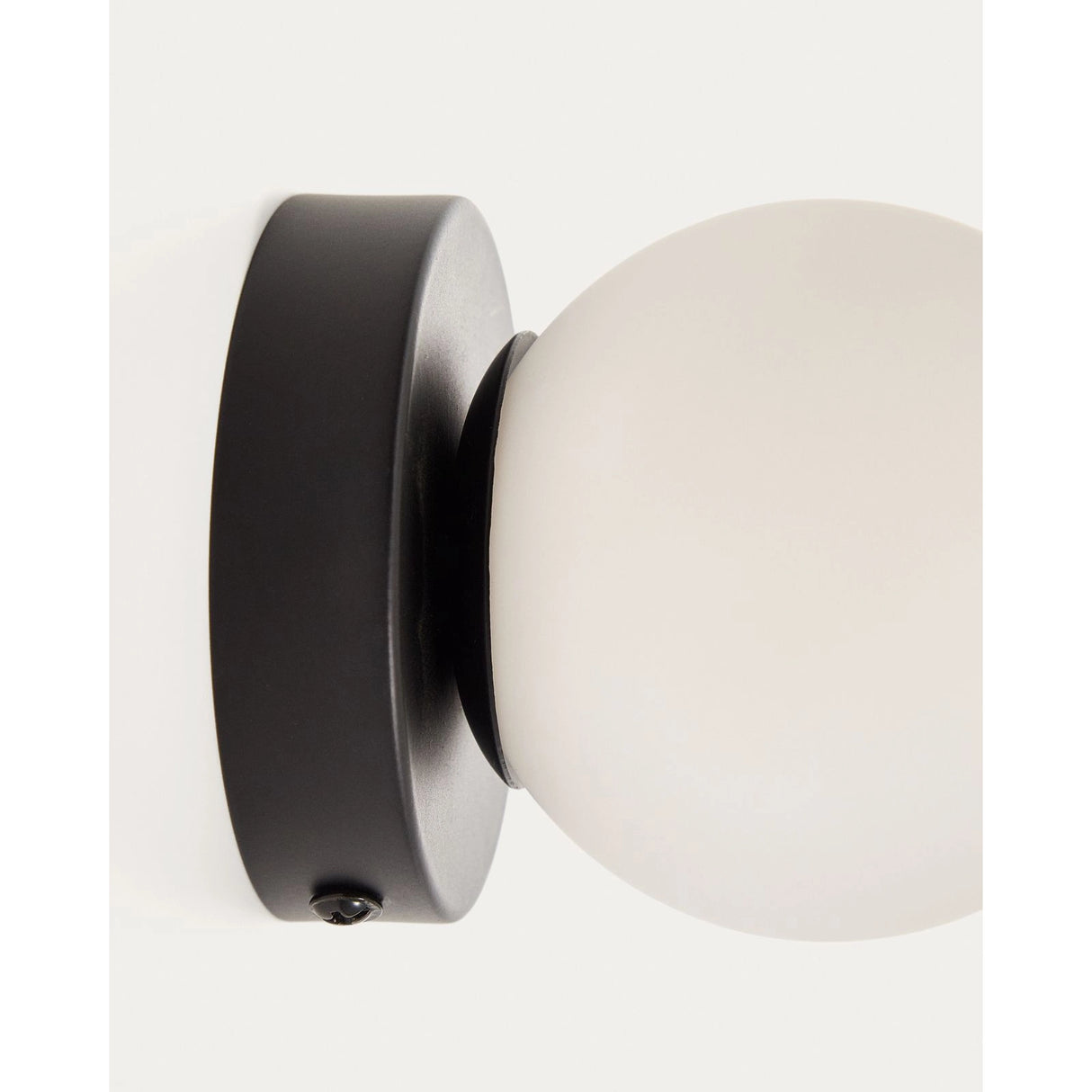 Wandleuchte Brisia aus Metall mit schwarzem Finish und einer Glaskugel Ø8 cm von Kave Home – Bild 4