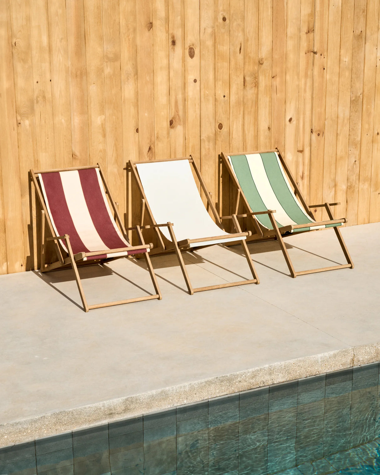 Weinrot-beige gestreifter klappbarer Outdoor-Liegestuhl Vilara aus massivem Akazienholz, FSC 100% von Kave Home – Produktbild 5