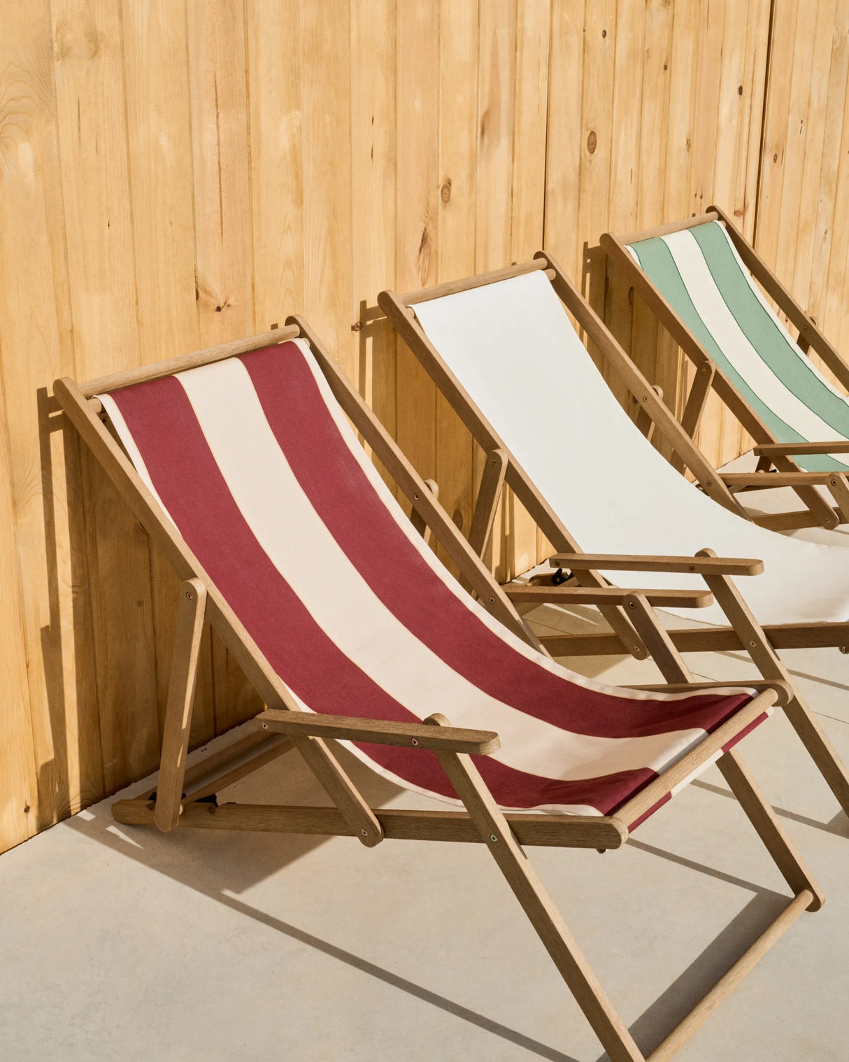 Weinrot-beige gestreifter klappbarer Outdoor-Liegestuhl Vilara aus massivem Akazienholz, FSC 100% von Kave Home – Produktbild 6