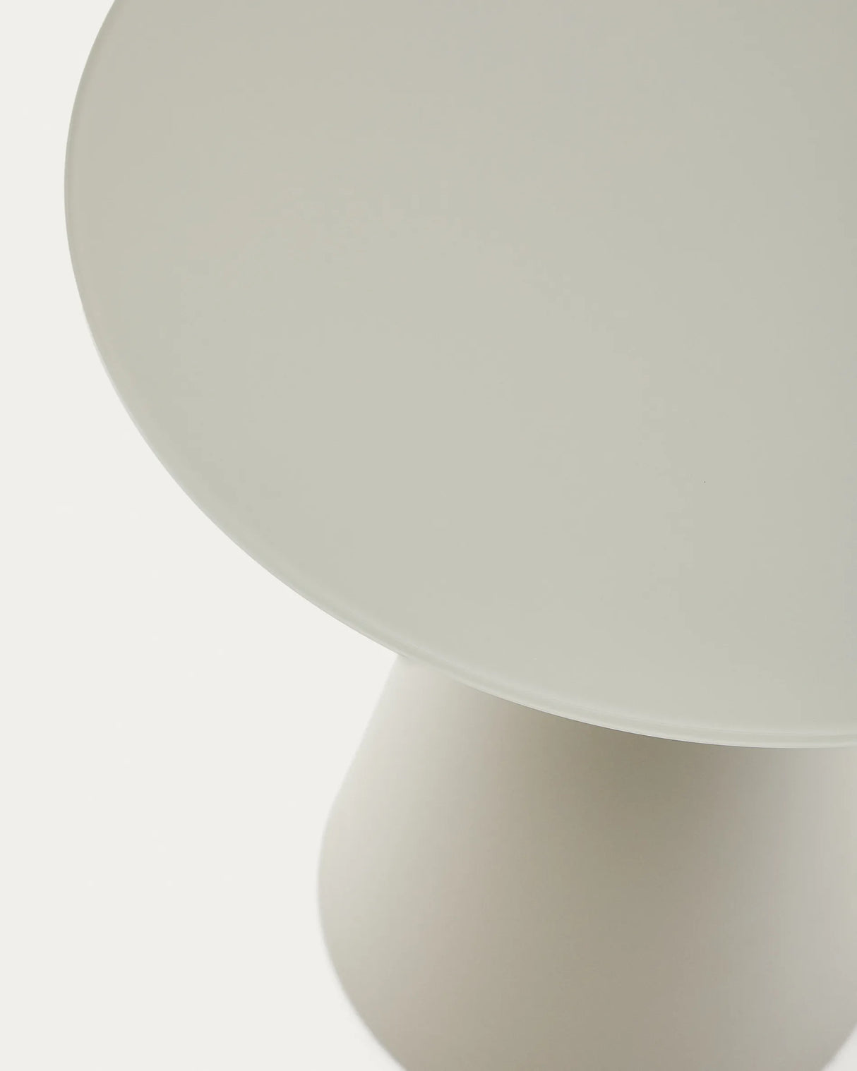 Wilshire Beistelltisch aus gehärtetem Glas und Metall matt grau lackiert Ø 50 cm von Kave Home – Produktbild 1