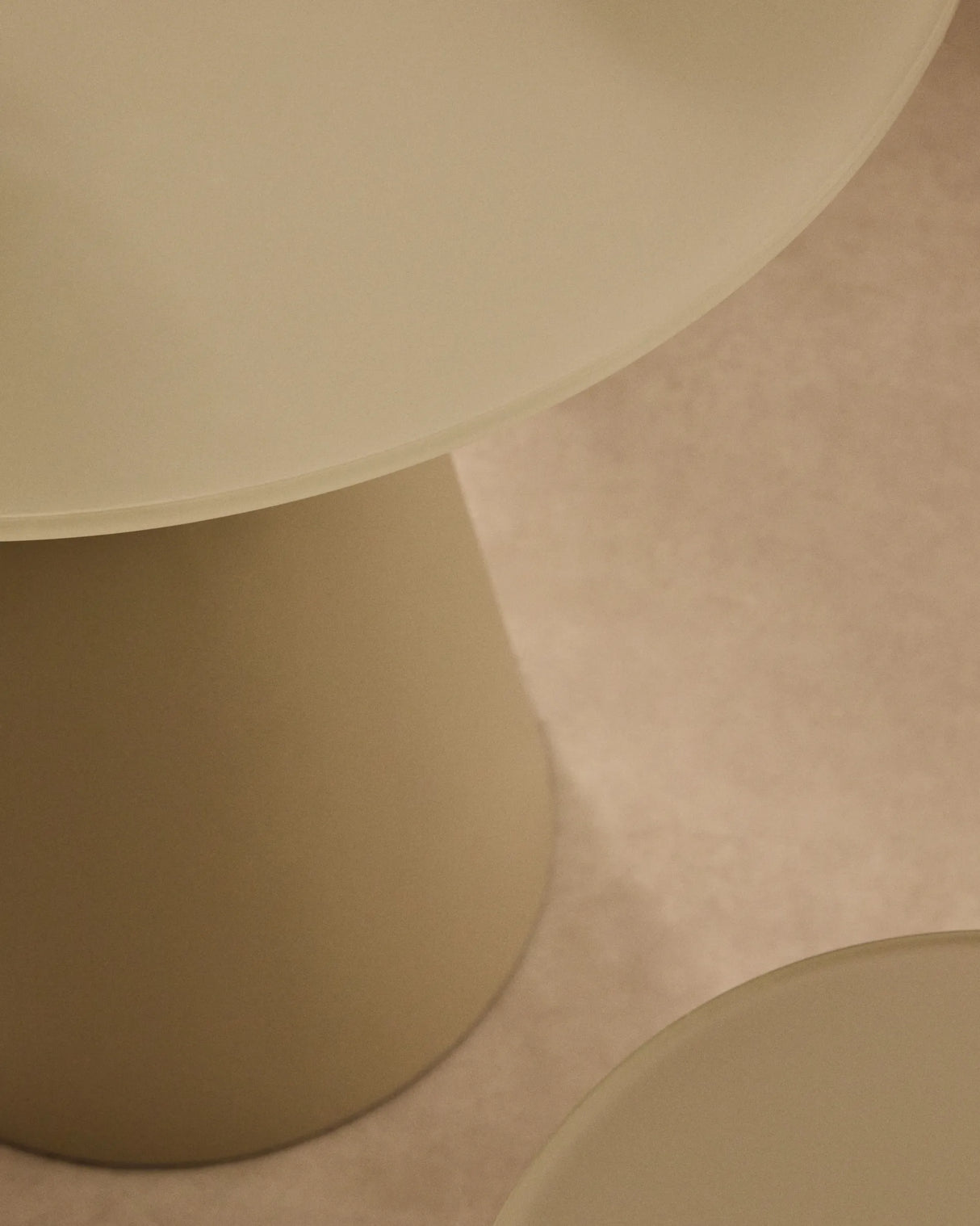 Wilshire Beistelltisch aus gehärtetem Glas und Metall matt grau lackiert Ø 50 cm von Kave Home – Produktbild 5